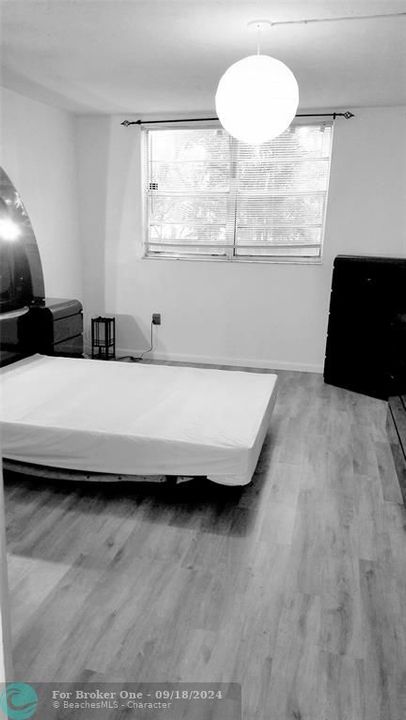 For Rent: $1,900 (1 beds, 1 baths, 943 Square Feet)