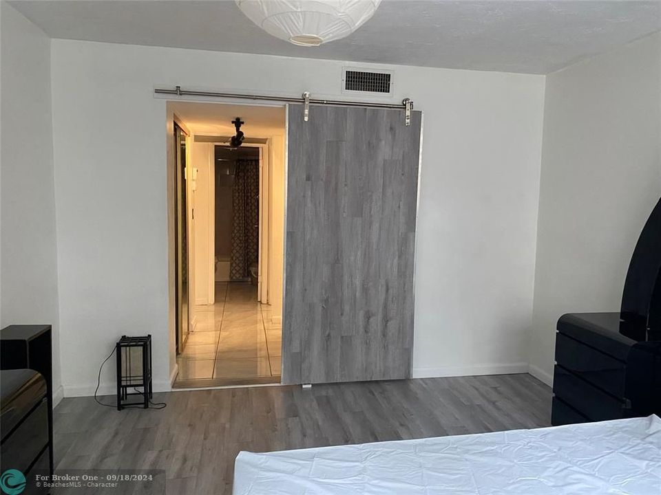 For Rent: $1,900 (1 beds, 1 baths, 943 Square Feet)