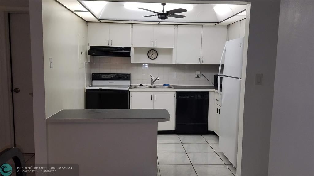 For Rent: $1,900 (1 beds, 1 baths, 943 Square Feet)