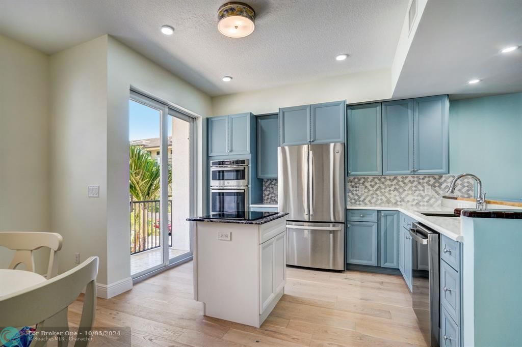 Active With Contract: $639,000 (3 beds, 3 baths, 1822 Square Feet)