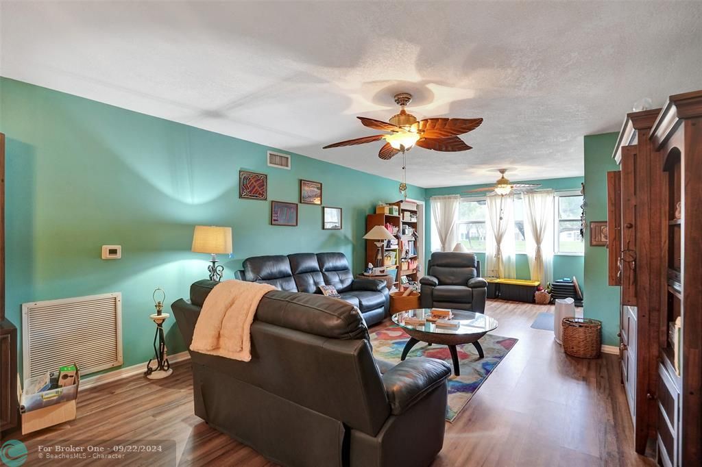 For Sale: $269,900 (2 beds, 2 baths, 1370 Square Feet)