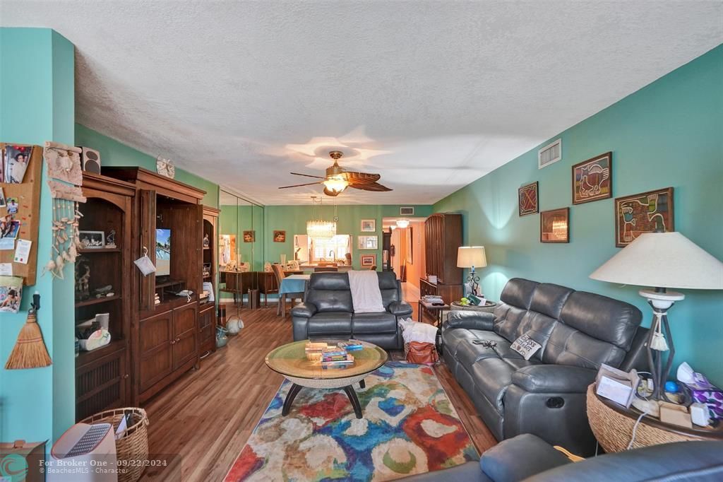 For Sale: $269,900 (2 beds, 2 baths, 1370 Square Feet)