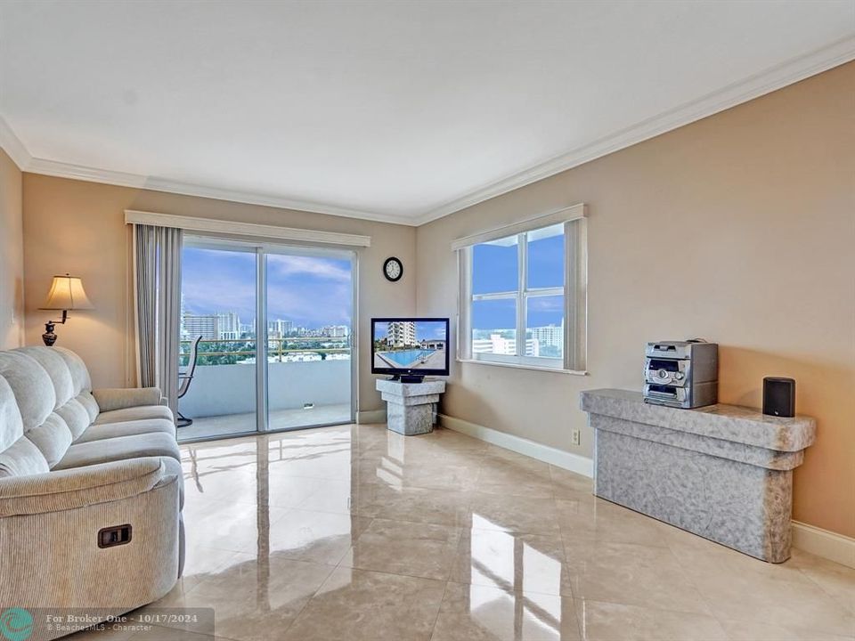 Active With Contract: $470,000 (2 beds, 2 baths, 975 Square Feet)