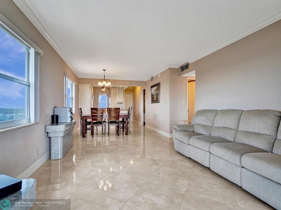 Active With Contract: $470,000 (2 beds, 2 baths, 975 Square Feet)