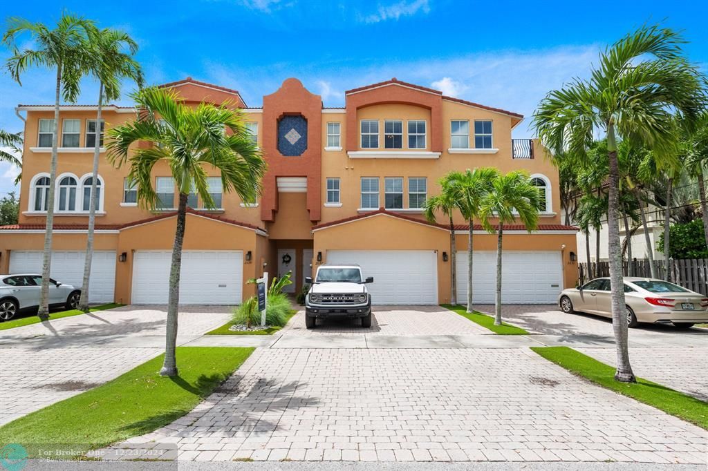 Active With Contract: $1,050,000 (3 beds, 3 baths, 2480 Square Feet)