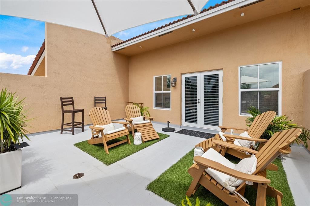 Active With Contract: $1,050,000 (3 beds, 3 baths, 2480 Square Feet)