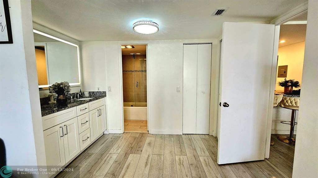 For Sale: $429,900 (2 beds, 2 baths, 1092 Square Feet)