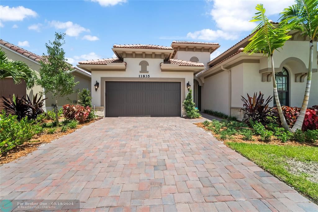 Active With Contract: $899,900 (3 beds, 3 baths, 2604 Square Feet)