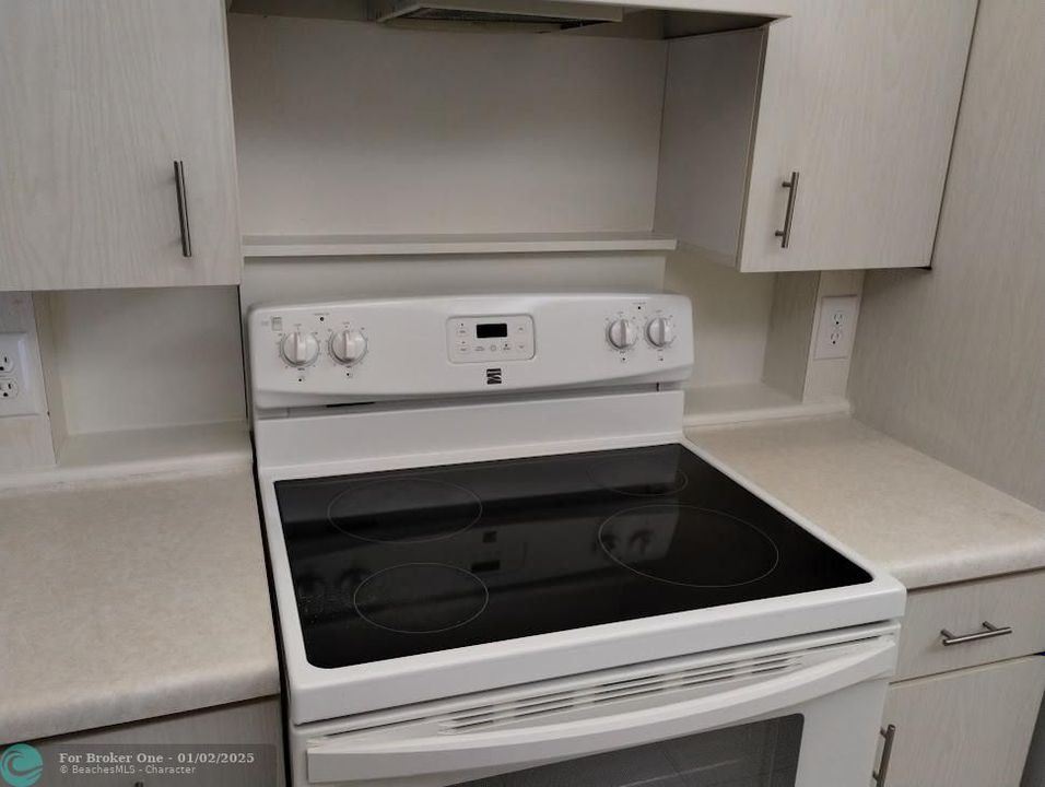 Active With Contract: $119,000 (1 beds, 1 baths, 811 Square Feet)