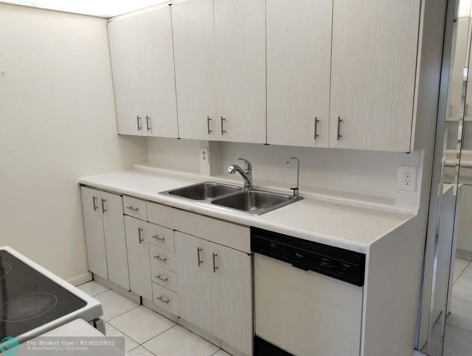 Active With Contract: $119,000 (1 beds, 1 baths, 811 Square Feet)