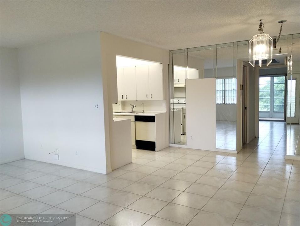 Active With Contract: $119,000 (1 beds, 1 baths, 811 Square Feet)