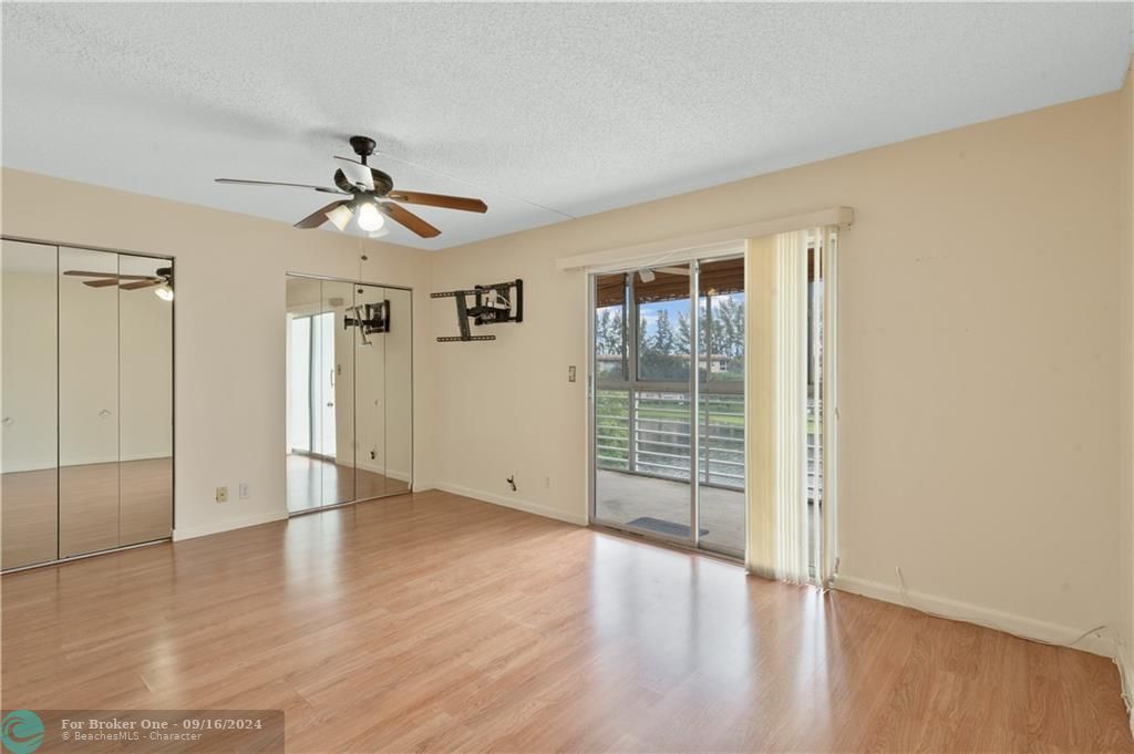 For Sale: $133,800 (1 beds, 1 baths, 702 Square Feet)