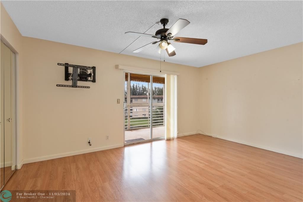 For Sale: $133,800 (1 beds, 1 baths, 702 Square Feet)