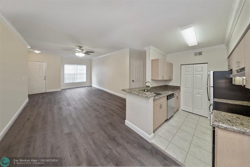 Active With Contract: $1,995 (2 beds, 2 baths, 1051 Square Feet)