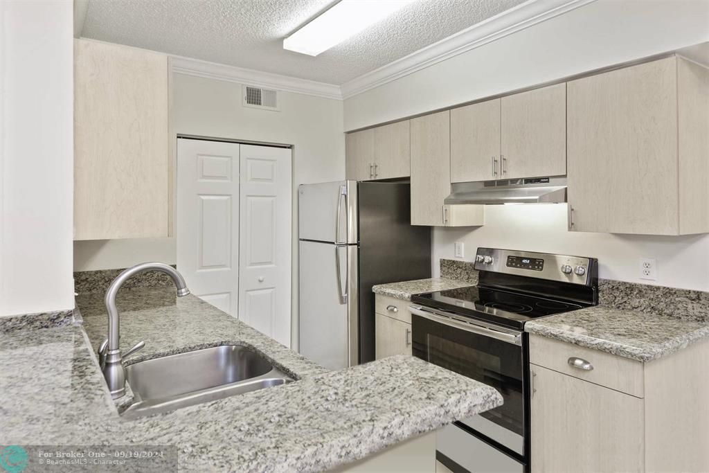 Active With Contract: $1,995 (2 beds, 2 baths, 1051 Square Feet)