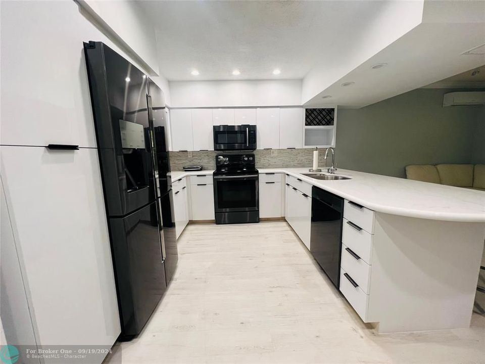 Active With Contract: $2,950 (3 beds, 2 baths, 1320 Square Feet)