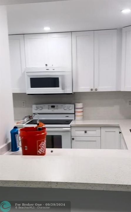 Active With Contract: $1,850 (1 beds, 1 baths, 870 Square Feet)