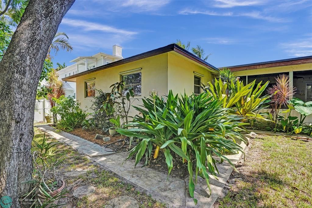 Active With Contract: $1,650,000 (4 beds, 2 baths, 1977 Square Feet)