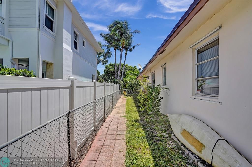 Active With Contract: $1,650,000 (4 beds, 2 baths, 1977 Square Feet)