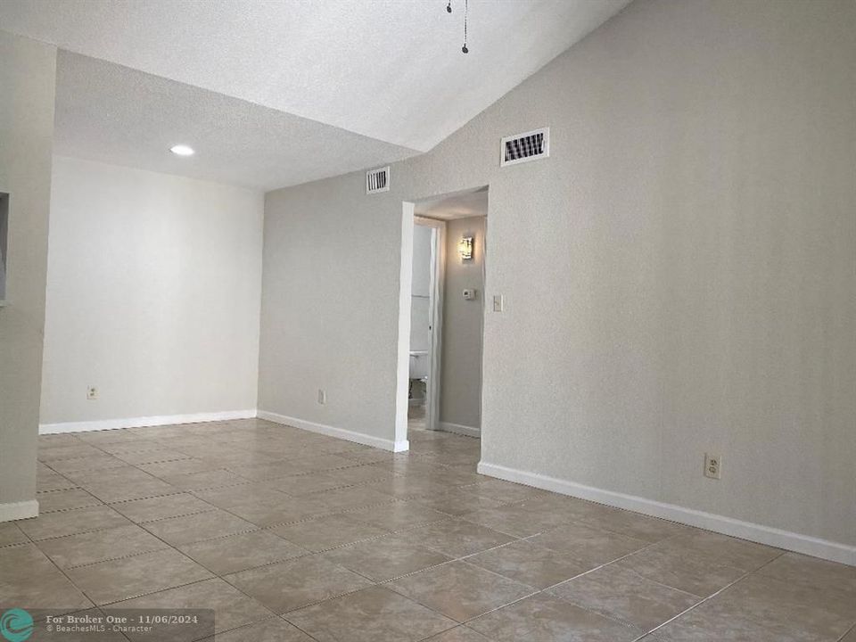 Active With Contract: $194,000 (1 beds, 1 baths, 780 Square Feet)