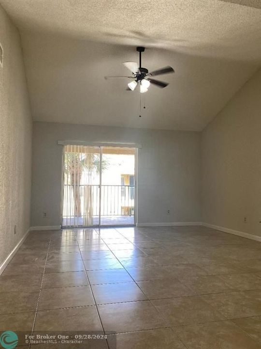 Active With Contract: $194,000 (1 beds, 1 baths, 780 Square Feet)