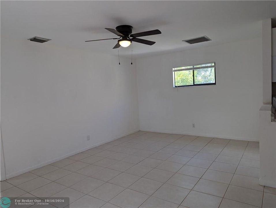 For Rent: $1,800 (2 beds, 1 baths, 953 Square Feet)