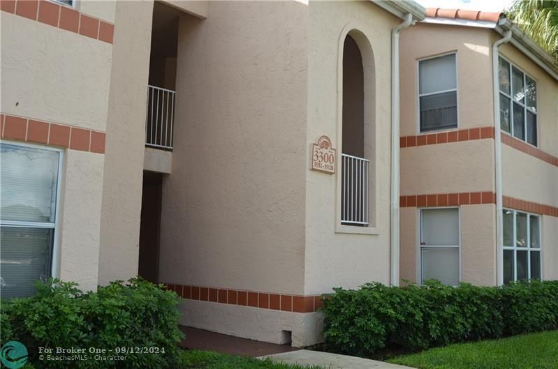 Active With Contract: $2,200 (2 beds, 2 baths, 1027 Square Feet)