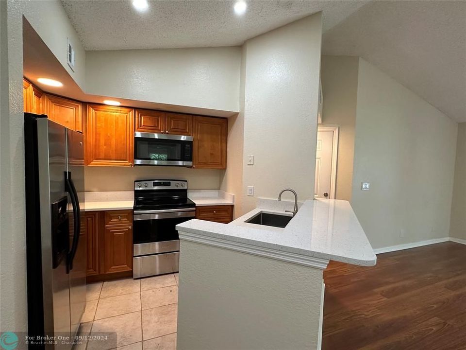 Active With Contract: $2,200 (2 beds, 2 baths, 1027 Square Feet)