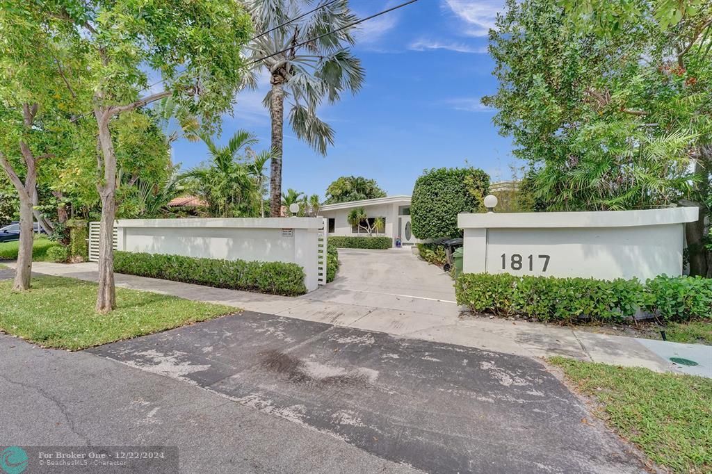 Active With Contract: $3,750,000 (4 beds, 3 baths, 3050 Square Feet)