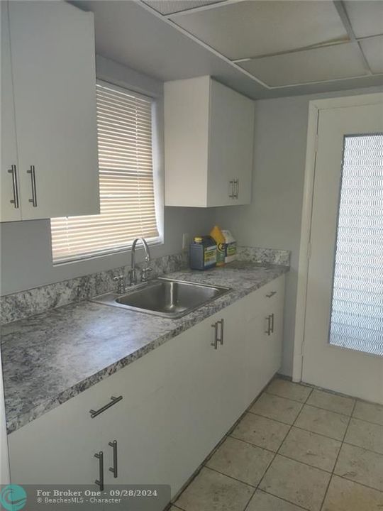 Active With Contract: $1,800 (1 beds, 1 baths, 640 Square Feet)