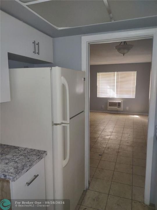 Active With Contract: $1,800 (1 beds, 1 baths, 640 Square Feet)