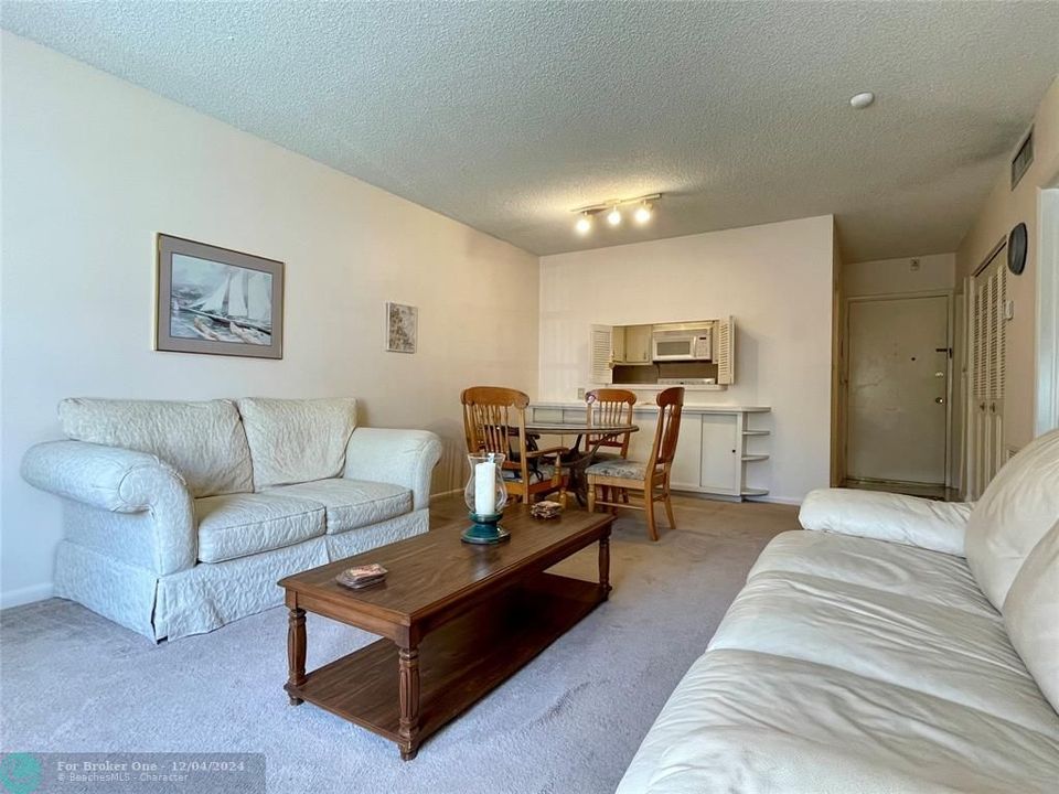 For Sale: $147,700 (1 beds, 1 baths, 665 Square Feet)