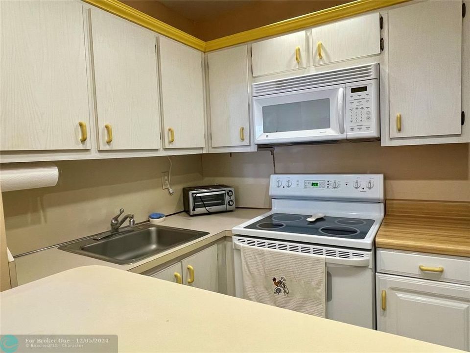 For Sale: $147,700 (1 beds, 1 baths, 665 Square Feet)