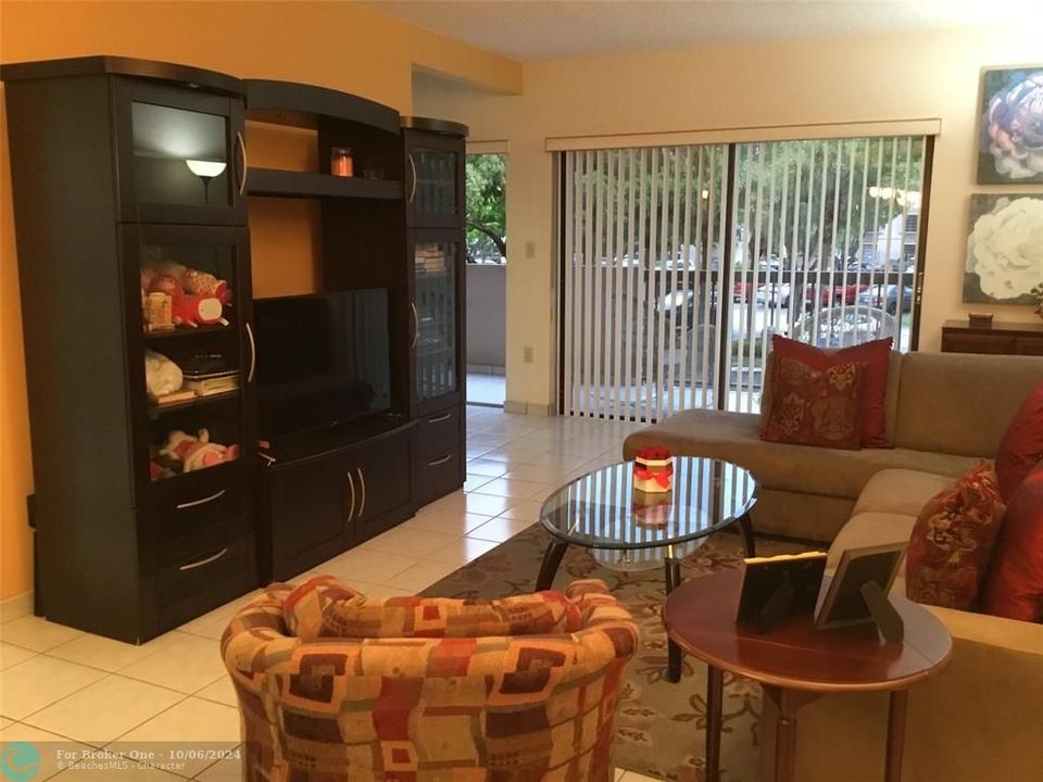 For Sale: $318,500 (2 beds, 2 baths, 1170 Square Feet)