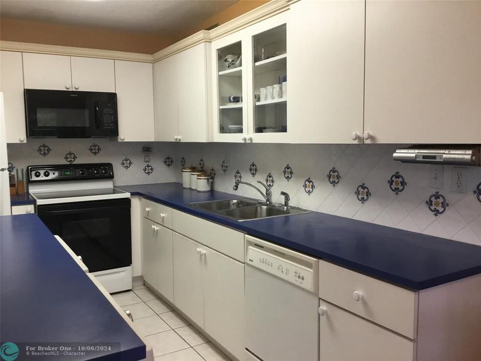 For Sale: $318,500 (2 beds, 2 baths, 1170 Square Feet)