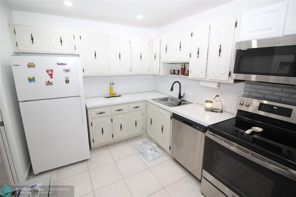 Active With Contract: $2,500 (2 beds, 2 baths, 1150 Square Feet)