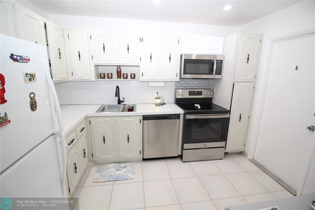 Active With Contract: $2,500 (2 beds, 2 baths, 1150 Square Feet)