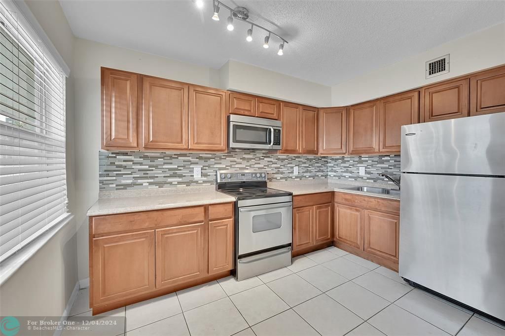 Active With Contract: $214,990 (2 beds, 1 baths, 731 Square Feet)