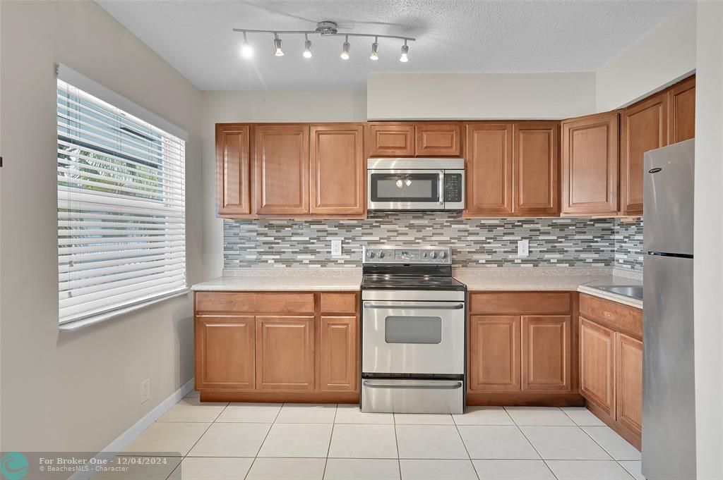 Active With Contract: $214,990 (2 beds, 1 baths, 731 Square Feet)