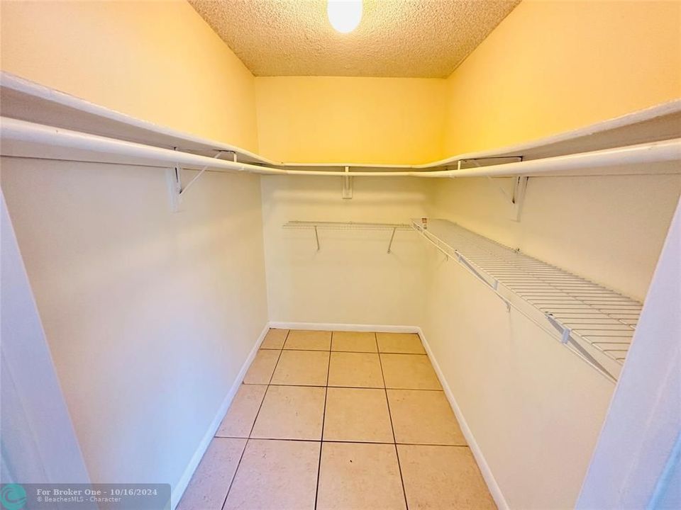 For Sale: $165,000 (1 beds, 1 baths, 775 Square Feet)