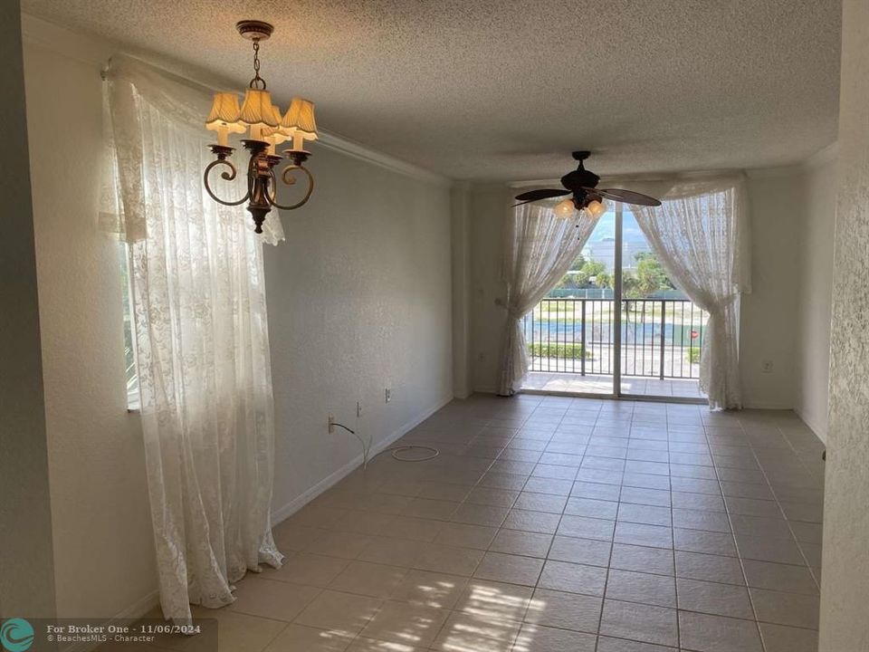 Active With Contract: $2,000 (2 beds, 1 baths, 995 Square Feet)