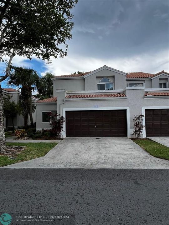 For Sale: $549,900 (3 beds, 3 baths, 2029 Square Feet)