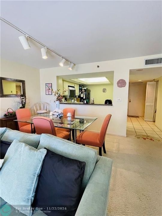 Active With Contract: $2,900 (1 beds, 1 baths, 982 Square Feet)