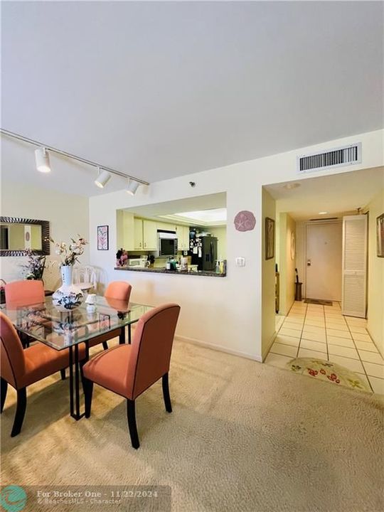 Active With Contract: $2,900 (1 beds, 1 baths, 982 Square Feet)