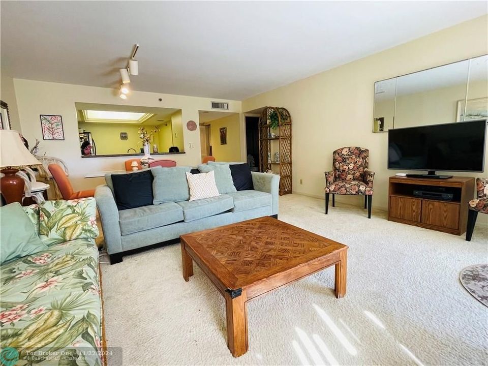 Active With Contract: $2,900 (1 beds, 1 baths, 982 Square Feet)