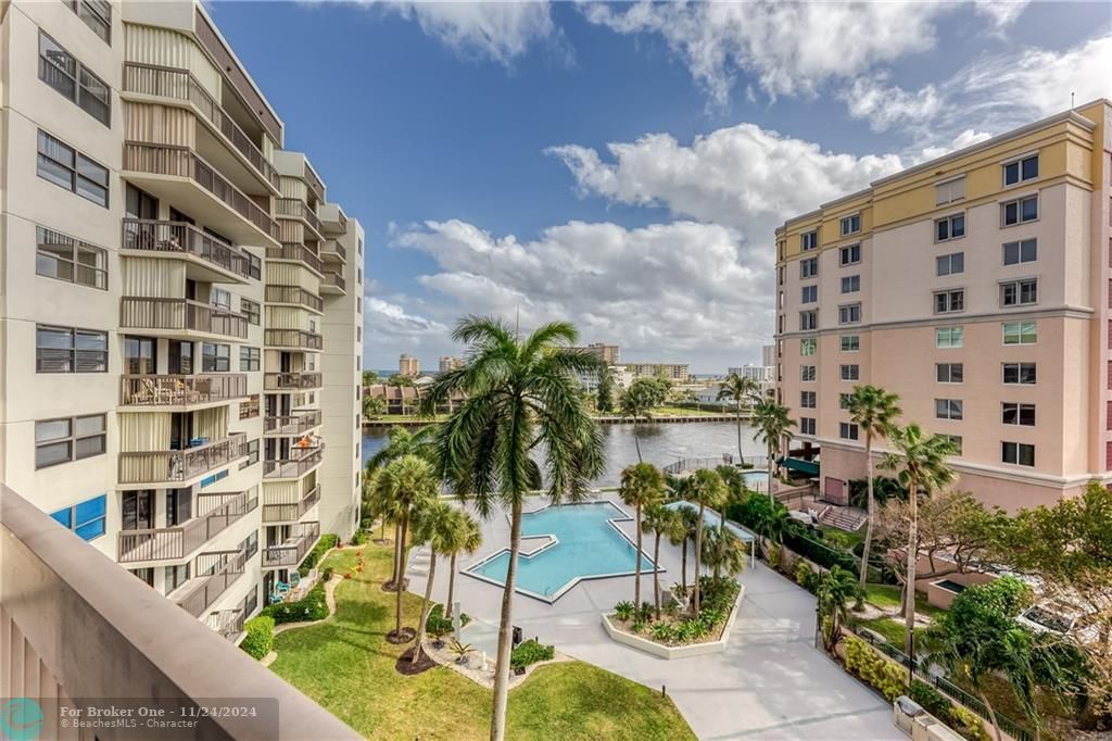 Active With Contract: $2,900 (1 beds, 1 baths, 982 Square Feet)