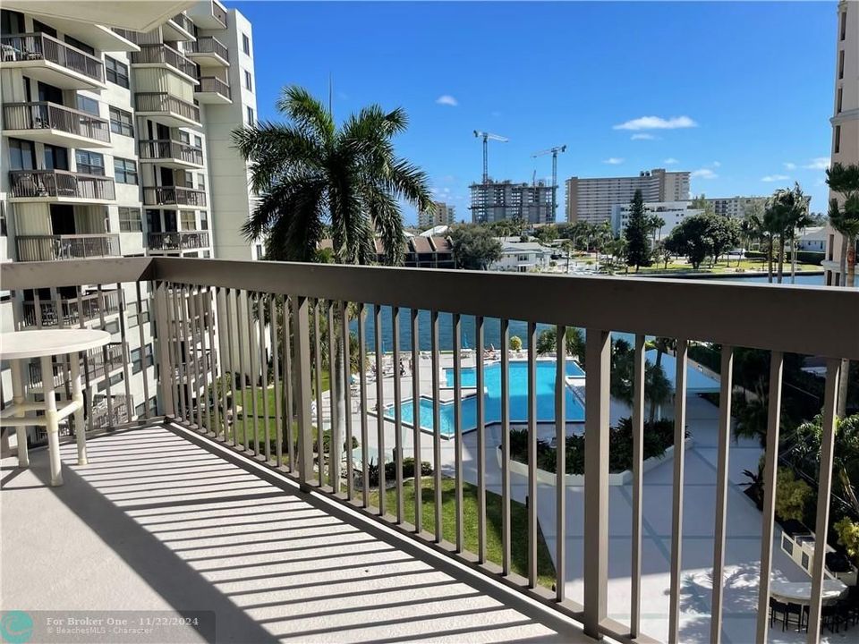 Active With Contract: $2,900 (1 beds, 1 baths, 982 Square Feet)