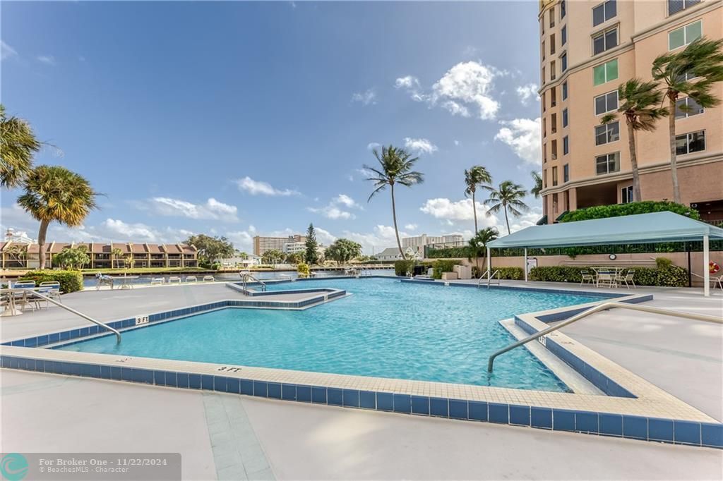 Active With Contract: $2,900 (1 beds, 1 baths, 982 Square Feet)