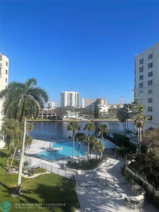 Active With Contract: $2,900 (1 beds, 1 baths, 982 Square Feet)