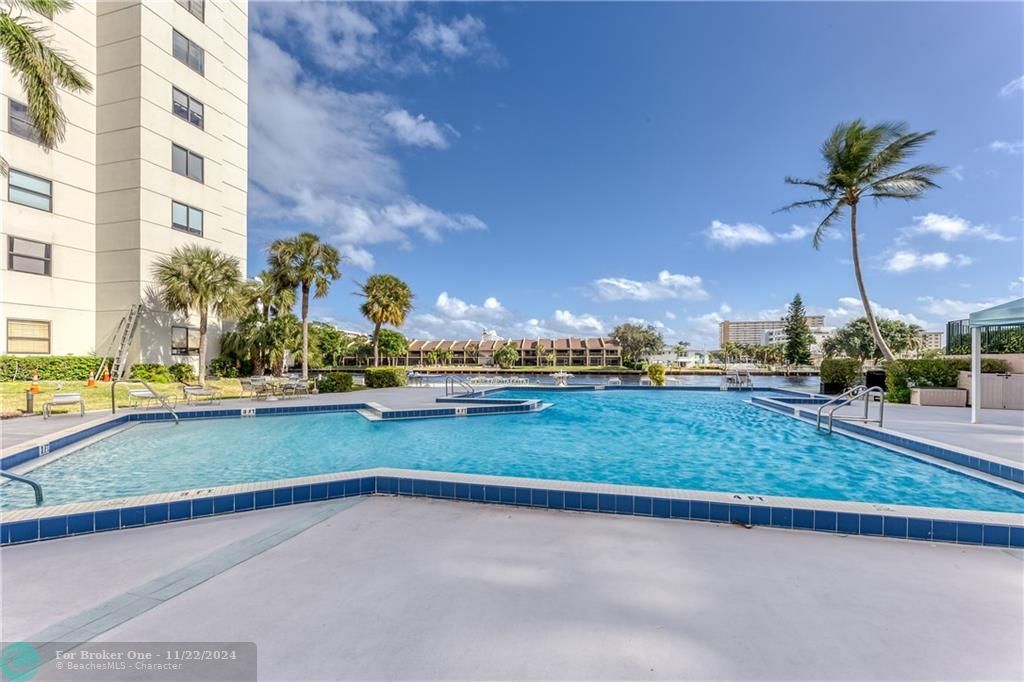 Active With Contract: $2,900 (1 beds, 1 baths, 982 Square Feet)